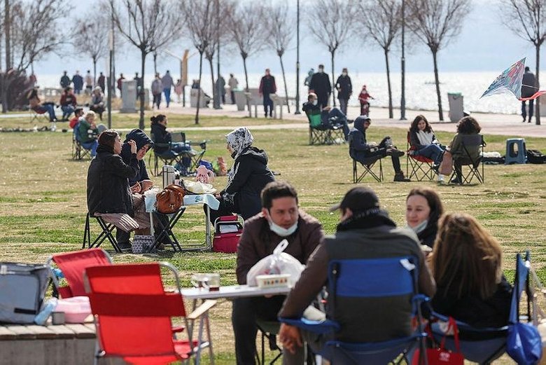 Kısıtlamasız ilk cumartesi! İzmir kendini sokağa attı
