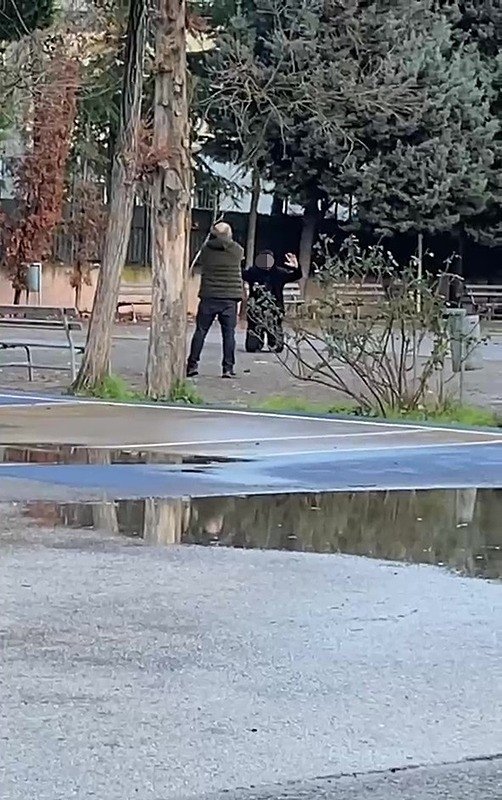 izmitde-okul-bahcesinde-korku-dolu-anlar-silahla-rehin-aldi-1766998592660.jpeg