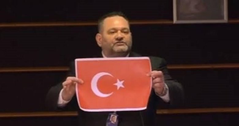 Türk bayrağı yırtan Yunan vekile şok! AP harekete geçti