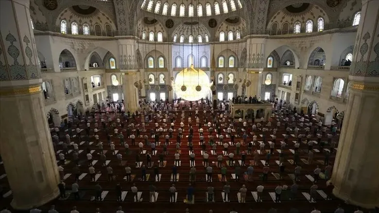 izmir-cuma-namazi-saati-10-temmuz-2026-diyanet-izmir-ogle-ezani-saat-kacta-okunuyor-1783671795037.jpeg