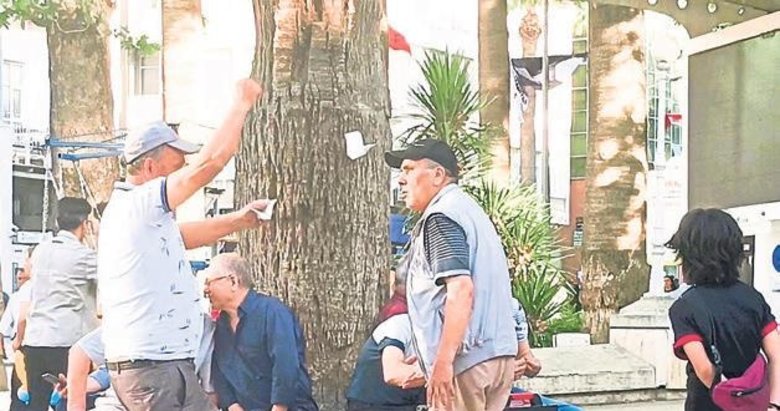 Oynayarak para dağıttı