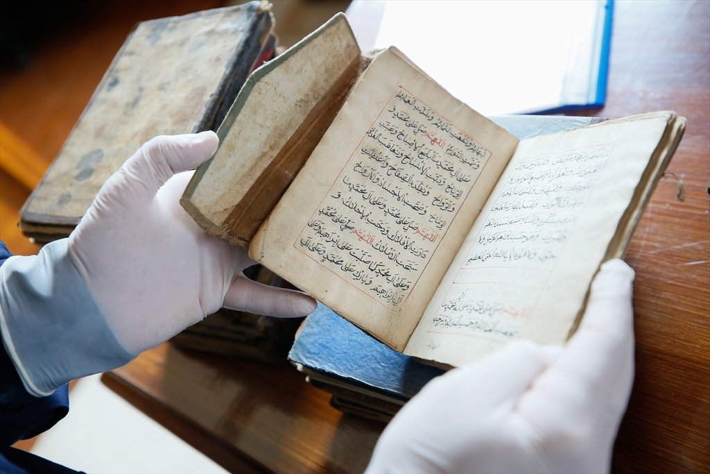 İzmir’de türbe sanılan mekandan asırlık kitaplar çıktı
