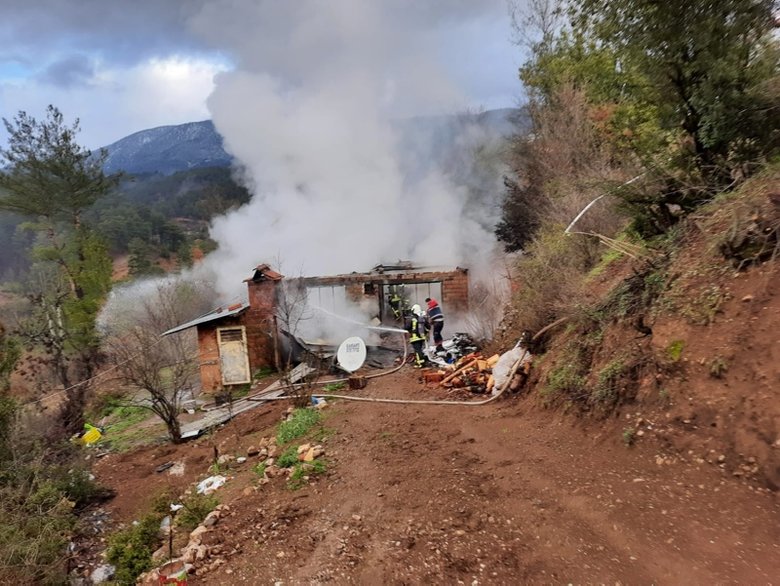 Denizli’de hareketli dakikalar! Kaçak elektriği kesilince, evini yaktı