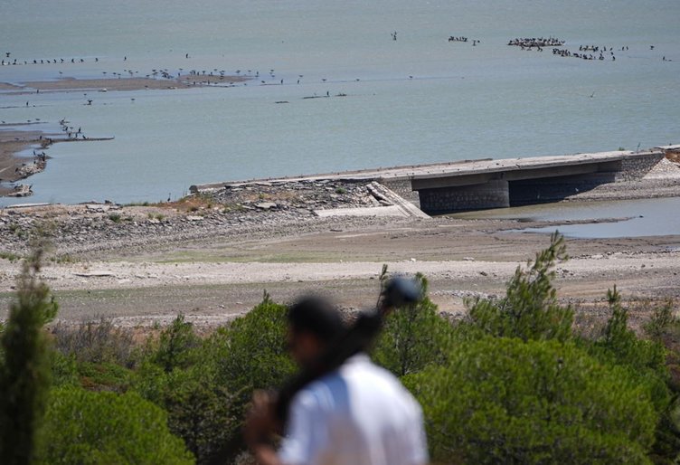 İzmir Çeşme’de kuraklık çanları! Baraj kurudu, eski yol ortaya çıktı!