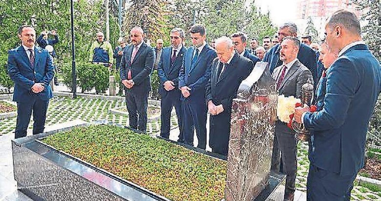 Devlet Bahçeli, Alparslan Türkeş’in kabrini ziyaret etti