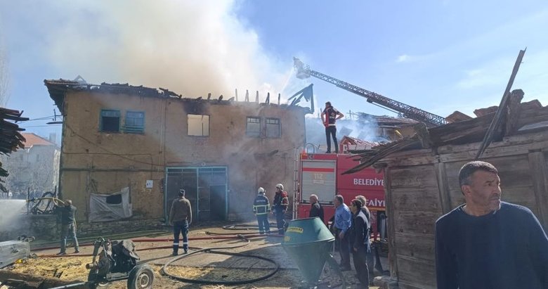 Uşak’taki yangında 3 ev küle döndü