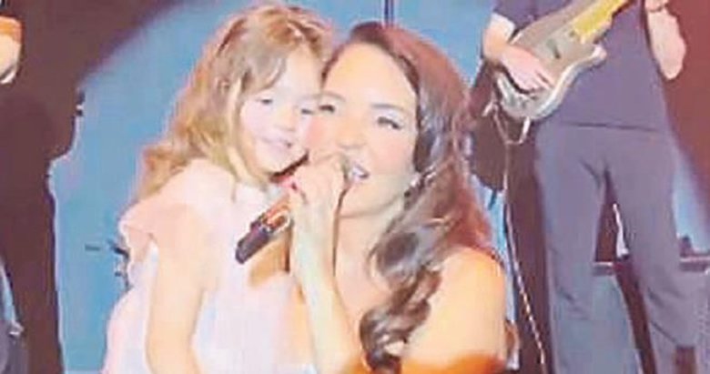 Analı kızlı konser keyfi