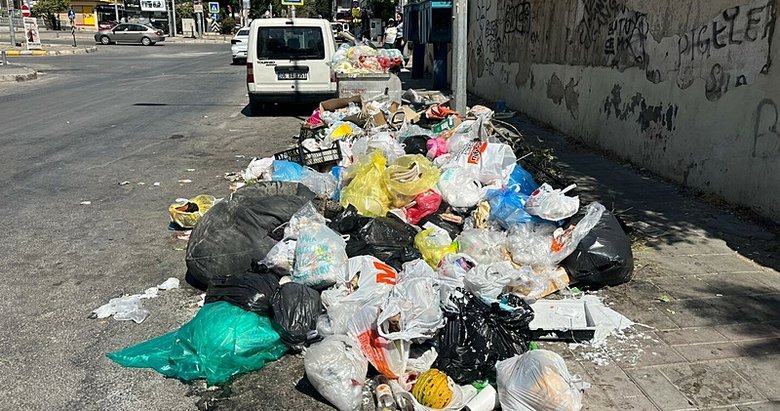 İzmir’in Karşıyaka ve Konak ilçelerinde vatandaşlardan çöp tepkisi