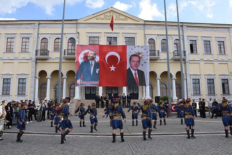 izmirde-cumhuriyet-bayrami-kutlanmalari-coskuyla-basladi-1761664260832.jpg