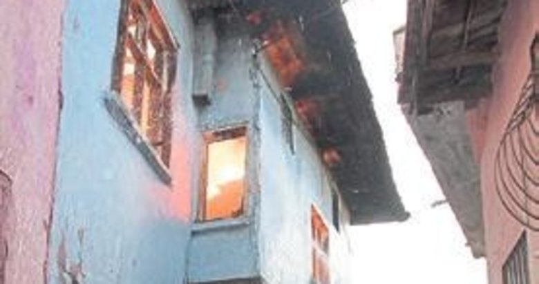 Kula’nın iki tarihi evi yangında küle döndü