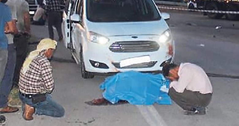 Otomobilden fırladı aracın altında kaldı
