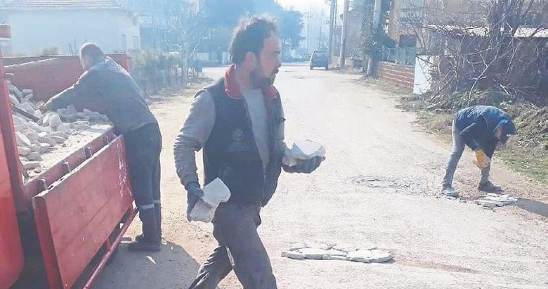 Kula’da bozuk yolu vatandaşlar onardı!
