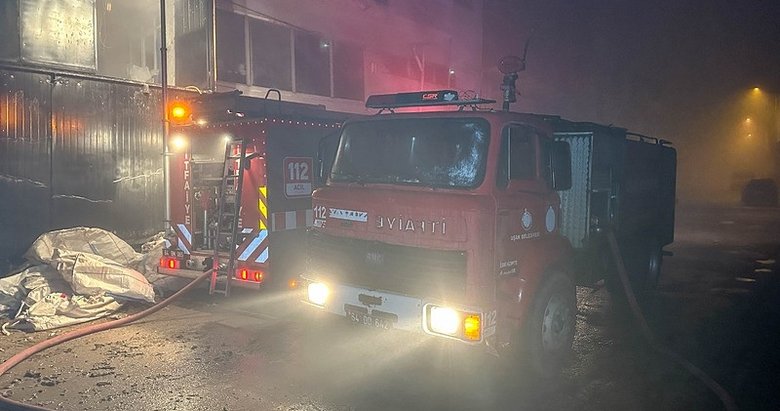 Uşak’ta poşet fabrikasında çıkan yangın söndürüldü