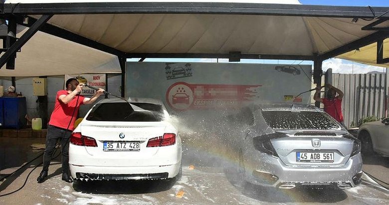 İzmir’de oto yıkamacılarda ’çamur’ bayramı