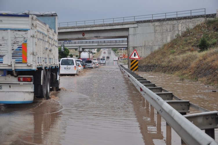 Ege’yi sağanak vurdu! Afyonkarahisar - İzmir kara yolunda trafikte aksamalara neden oldu