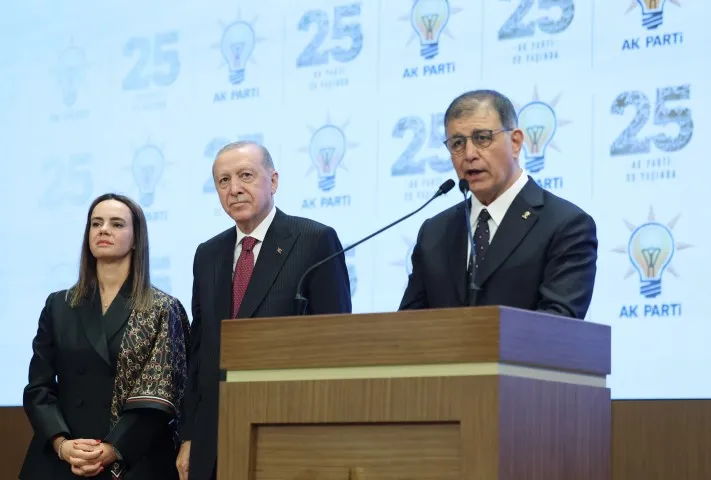 izmir-hak-ettigi-degere-ak-parti-ile-kavusacak-cemil-tugaya-izmirlilerden-tam-destek-1791523137181.png