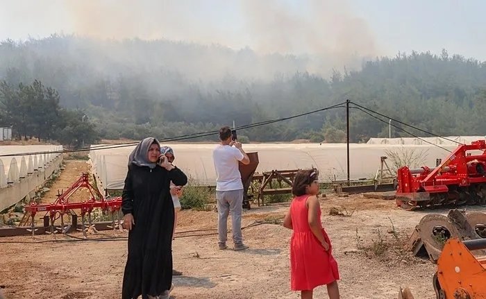 İzmir’de orman yangını: Uçaklar ve helikopterler müdahale ediyor