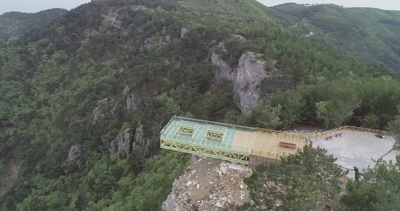 Aşırı sıcaklar, cam seyir terasını çatlattı