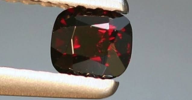 Define avcıları yakayı ele verdi! Evinde piyasa değeri 200 milyon lira olan Painite taşı ele geçirildi