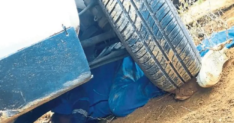 Su doldururken kendi aracının altında ezildi