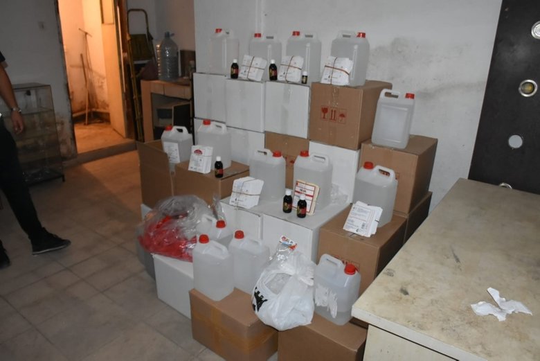 İzmir’deki operasyonda 5 ton etil alkol ele geçirildi