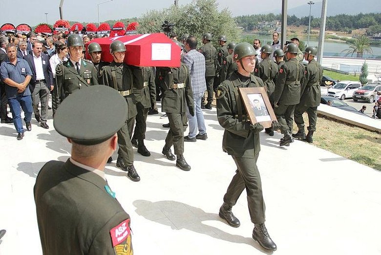 İzmir’de şehidimizi binlerce kişi son yolculuğuna uğurladı