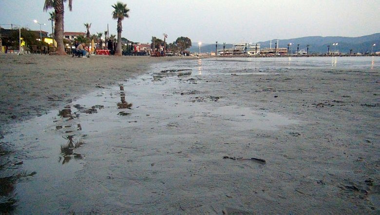 Akyaka’da ürküten görüntü, süper gelgitler başladı, deniz suyu 50 metre çekildi