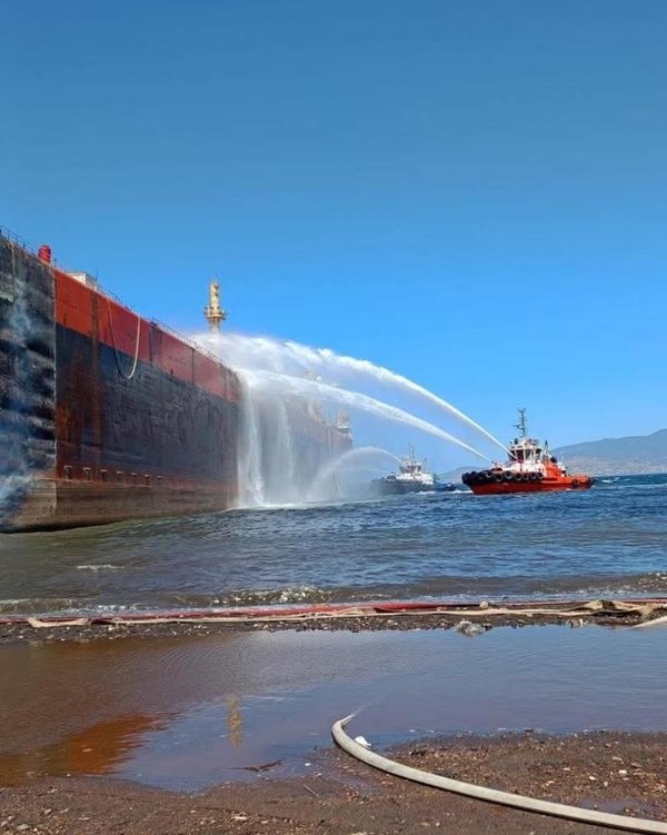 izmir-aliagada-alevler-icinde-kalan-tanker-gemi-16-saatte-sonduruldu-1751623961639.jpg