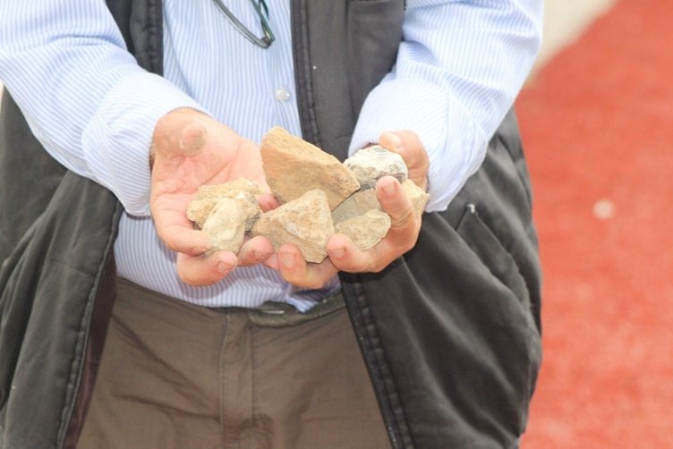 Böyle taraftar olmaz olsun! Taşlı saldırılarla sahada terör estirdiler!
