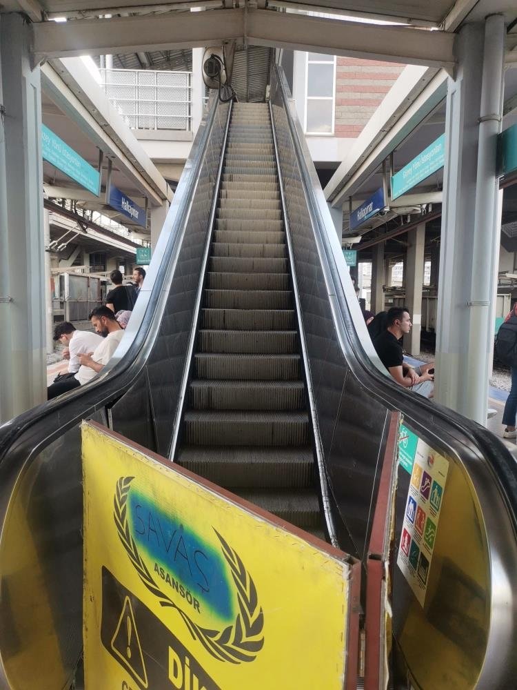 İZBAN’da yürüyen merdiven kazası