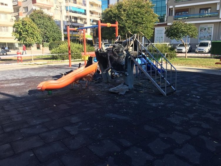 İzmir Karşıyaka’da çocuk parkı kül oldu! Soğuk hava faciayı önledi