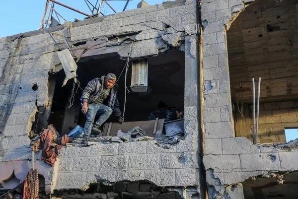 Katil İsrail kana doymuyor! Refah’a saldırı başlattılar: 100’den fazla sivil katledildi