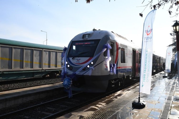 Isparta-İzmir arasında sefer gerçekleştirecek! Güller Ekspresi ilk yolculuğuna uğurlandı