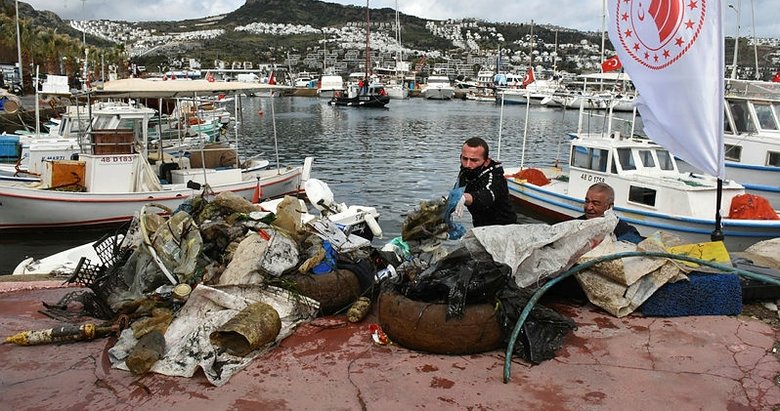 Bodrum’da denizden yarım ton atık çıkarıldı