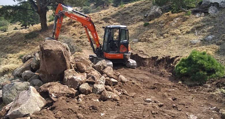 Yaylada uçuruma düşen inek, yol açılarak kurtarıldı
