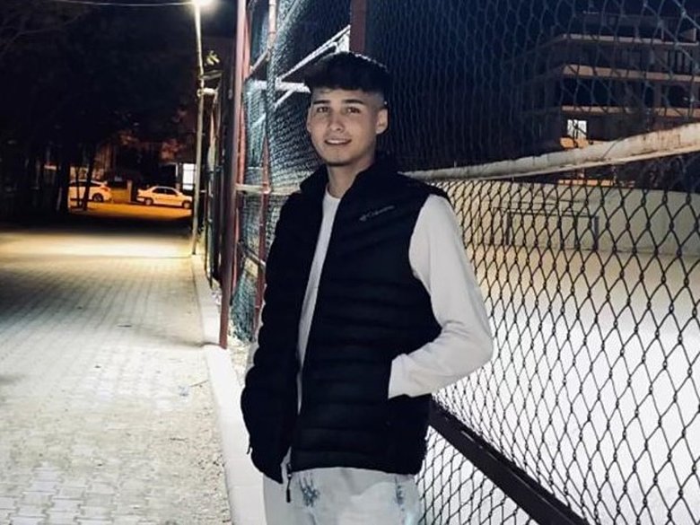 Denizli’de feci kaza! Elektrik direğine çarpan otomobilde 2 ölü 1 yaralı