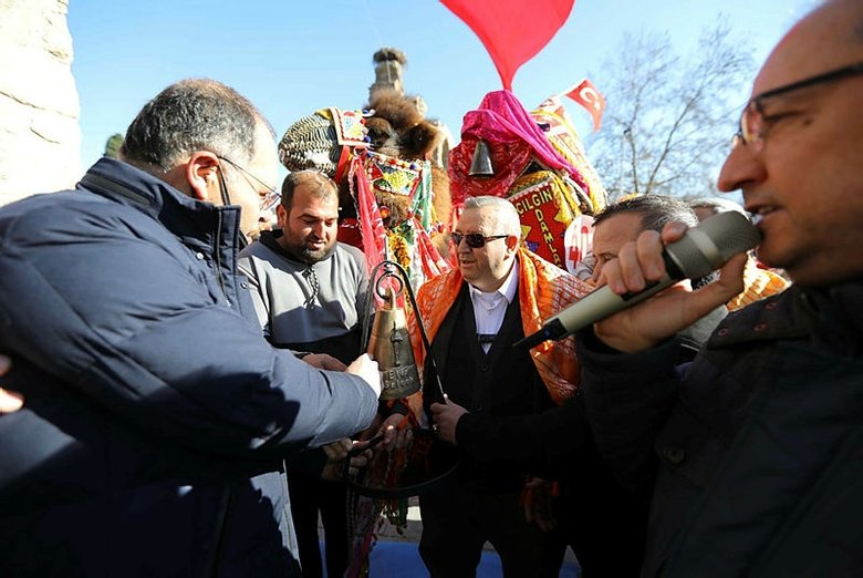 İzmir’deki en süslü deve seçildi