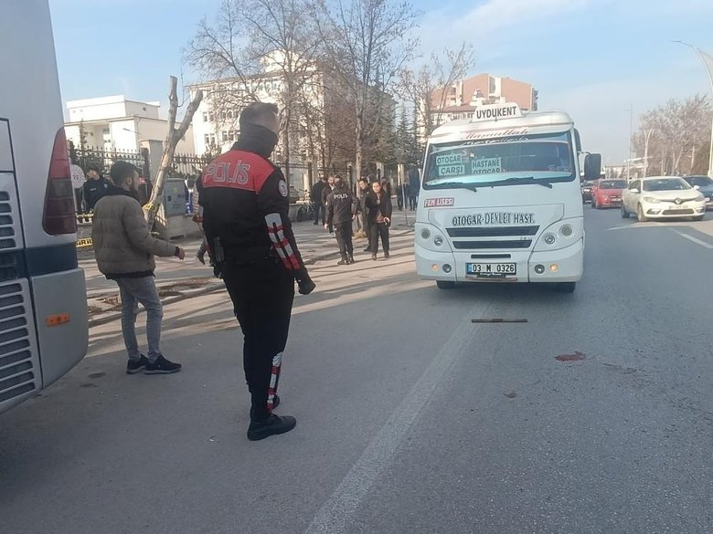 Afyon’da dolmuşçular arasında silahlı ve bıçaklı kavga: 2 ağır yaralı