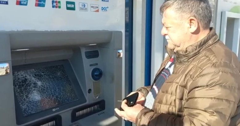 Parke taşıyla banka ATM’lerini tahrip etti