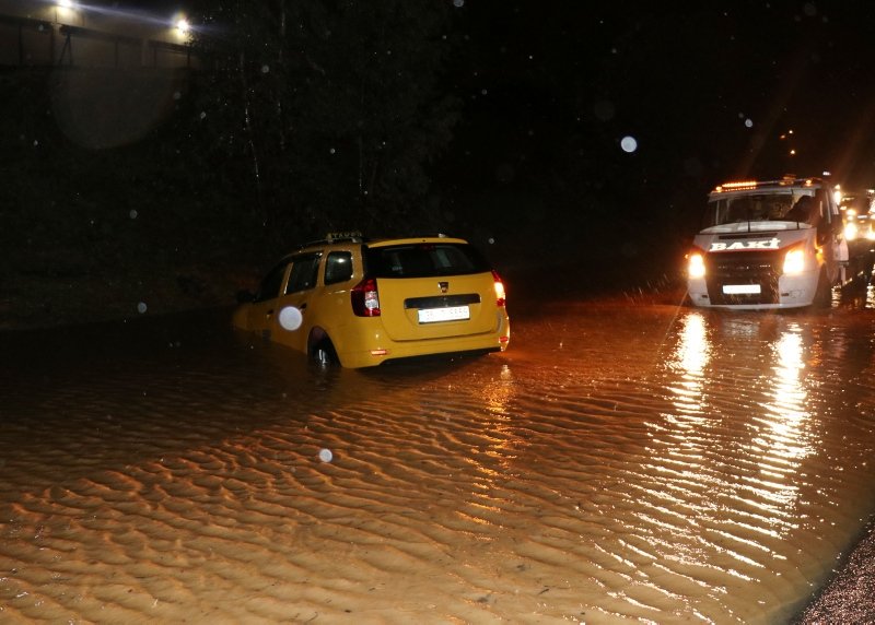 İzmir’i şiddetli yağış vurdu