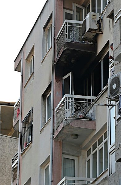 İzmir’de yaşadığı evi ateşe verdi! Alevlerin arasından 3 kişiyi...