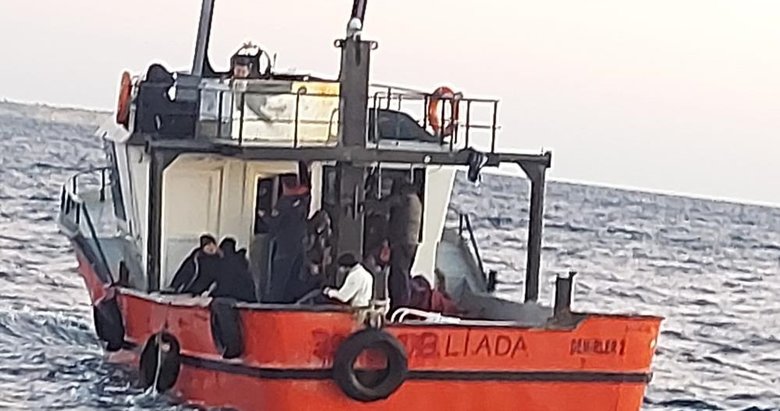 Balıkçı teknesinde 71 kişi yakalandı