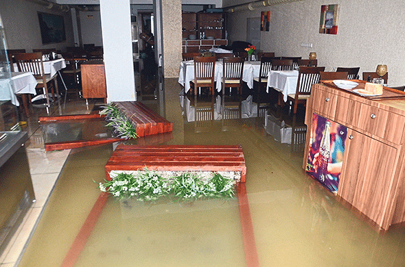 Deniz taştı, İzmir battı