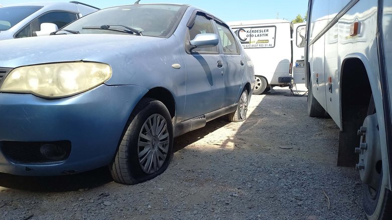 Manisa’da kesici aletle 19 aracın lastikleri kesildi