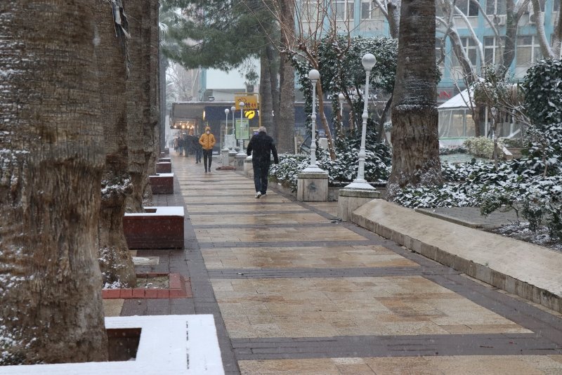 Denizli’de kent merkezinde de kar yağdı