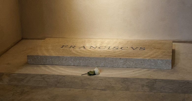 Papa Franciscus’un mezarından ilk fotoğraflar yayınlandı