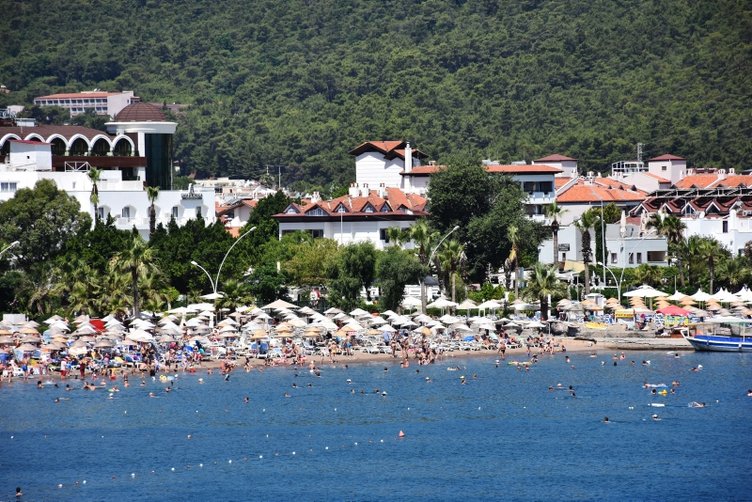 Muğla’da turistler sıcak havada denize koştular