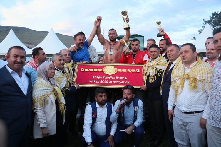 Ege’nin Kırkpınar’ı Helvacı’da pehlivanlar er meydanına indi