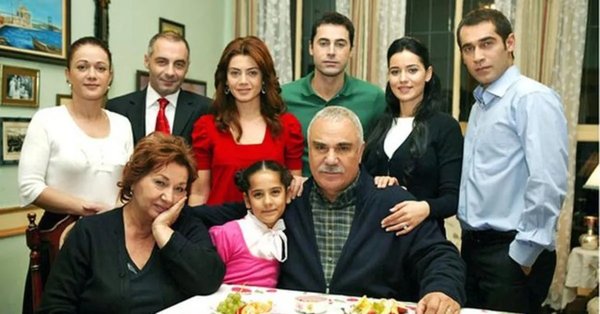 yaprak-dokumu-ozlemi-depresti-bennu-yildirimlar-ve-deniz-cakirdan-olay-poz-1778536742714.jpeg