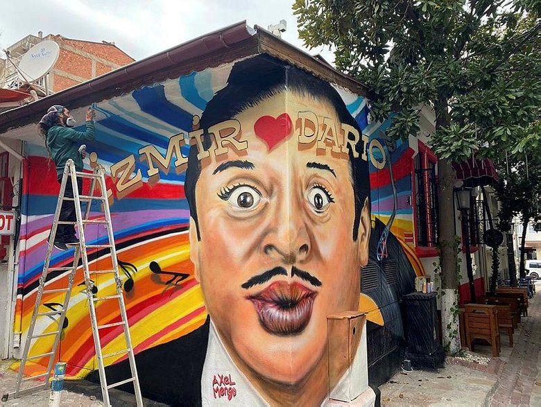 Dario Moreno’nun portresi doğumunun 100’üncü yılında evin karşısındaki duvara resmedildi